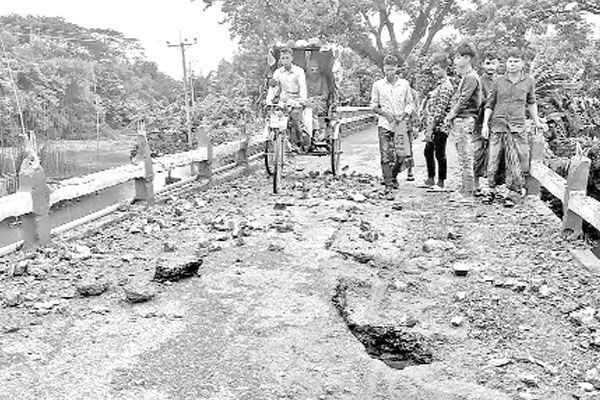 সেতু ভেঙে বন্ধ যান চলাচল
