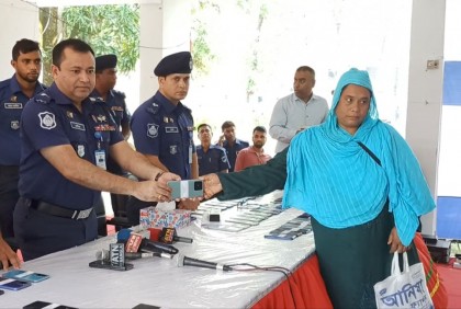 সাতক্ষীরায় ২৭০ মোবাইল উদ্ধার করে প্রকৃত মালিকের কাছে হস্তান্তর পুলিশের