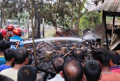অগ্নিকাণ্ডে বীরগঞ্জে একই পরিবারের ৪টি ঘর পুড়ে ছাই
