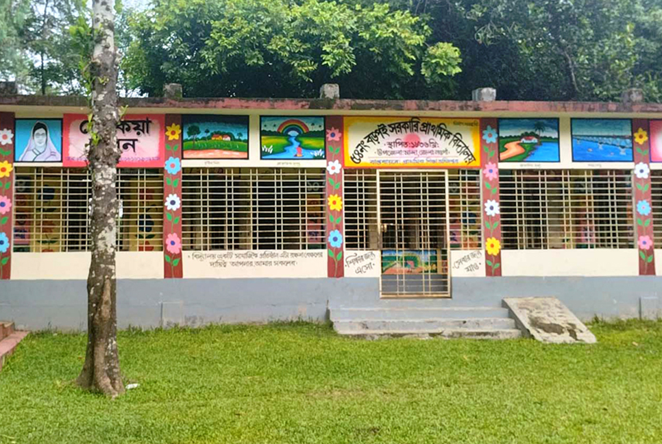 অল্পের জন্য প্রাণে বাঁচল শিশু শিক্ষার্থী মুনমুন