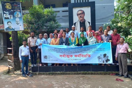 কালিয়াকৈরে দ্বিতীয় দিনেও সরকারি কলেজ শিক্ষকদের কর্মবিরতি চলছে 