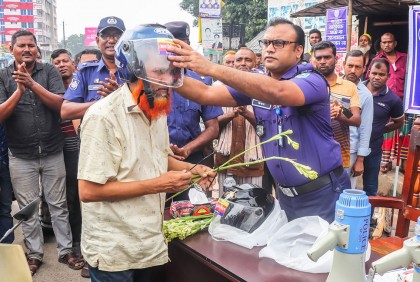 ঠাকুরগাঁওয়ে ট্রাফিক আইন মানতে সচেতনতামূলক প্রচারণা
