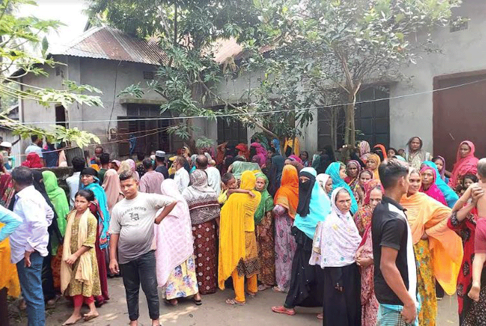 ঘরে ঢুকে বৃদ্ধাকে কুপিয়ে হত্যা