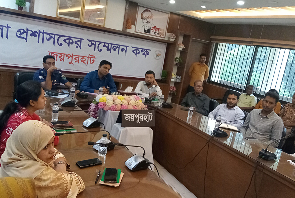 জয়পুরহাটে নিত্য প্রয়োজনীয় পণ্যের বাজার স্থিতিশীল রাখতে সভা