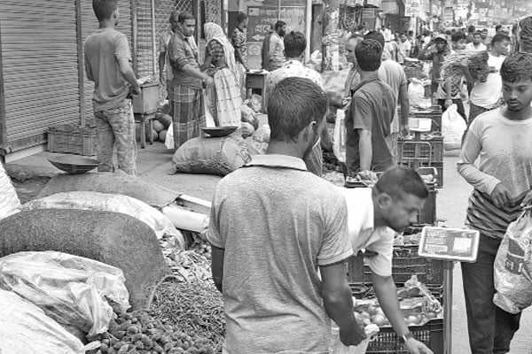 নেত্রকোনায় চড়া সবজির বাজার