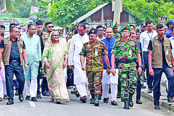 হেঁটেই টুঙ্গিপাড়া দলীয় কার্যালয়ে শেখ হাসিনা