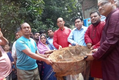 কালিয়াকৈরে ক্ষুদ্র নৃ-গোষ্ঠীর মাঝে হাঁস বিতরণ