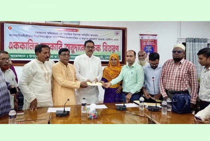 মেহেরপুরে জটিল রোগে আক্রান্তদের চেক প্রদান