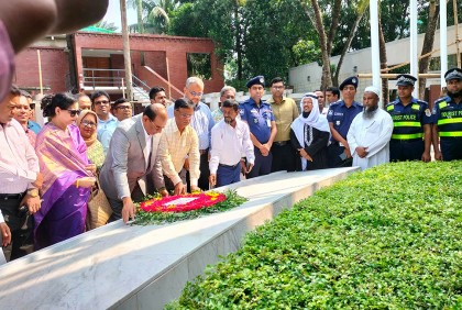 বঙ্গবন্ধুর সমাধিতে সমাজকল্যাণ মন্ত্রণালয়ের নতুন সচিবের শ্রদ্ধা