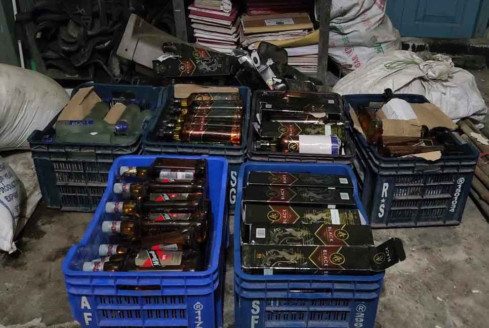 নেত্রকোনায় বিপুল পরিমাণ মদ জব্দ, আটক ১