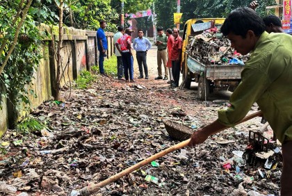 
দিনাজপুরে পৌর এলাকার স্কুলসমূহের 
সামনে থেকে ময়লা আবর্জনা অপসারণ