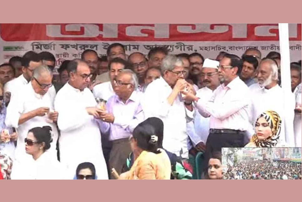 জুস পান করিয়ে মির্জা ফখরুলের অনশন ভাঙালেন অলি আহমদ


