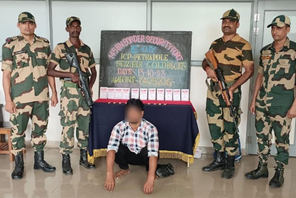 পেট্রাপোল চেকপোস্টে বারসহ ৩ কেজি স্বর্ণালঙ্কার জব্দ, গ্রেফতার ৪