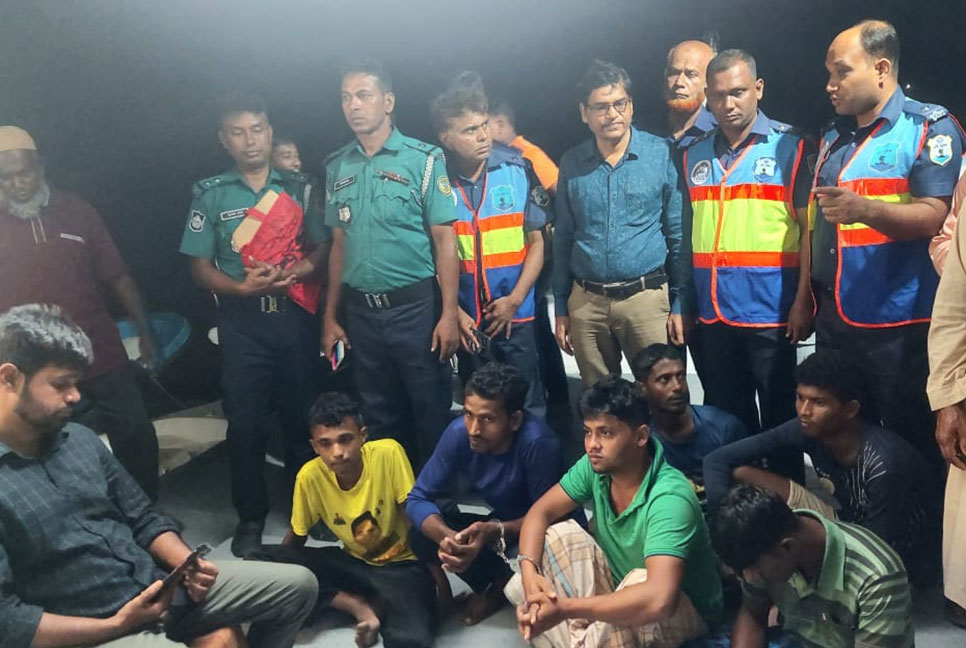 নিষেধাজ্ঞা অমান্য করে ইলিশ ধরায় ৮ জেলের কারাদণ্ড