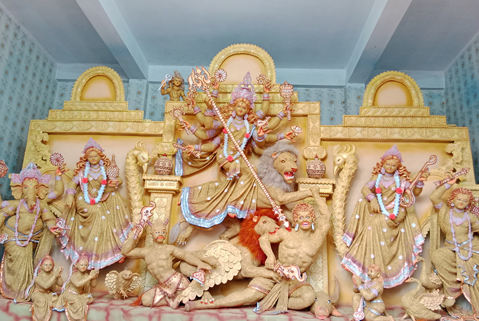 চিনিগুঁড়া ধানের সোনালি প্রতিমা দেখতে উপচে পড়া ভিড়