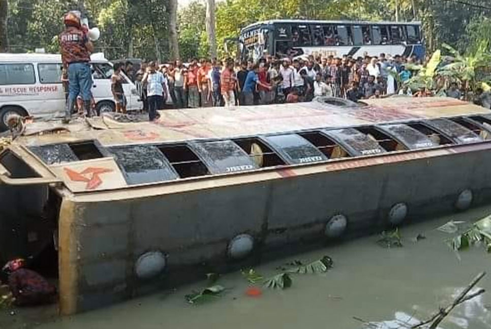 গৌরনদীতে নিয়ন্ত্রণ হারিয়ে বাস পুকুরে, হেলপারের মৃত্যু