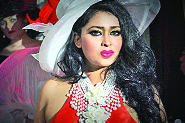 র‌্যাম্পওয়াকে বাঙালি মেয়ে মনিকা হক