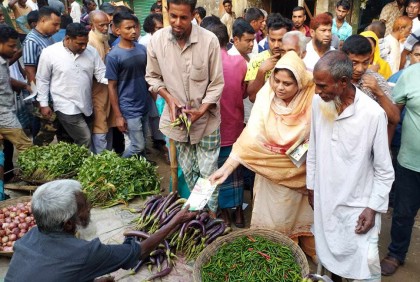 সাঘাটায় সরকারের উন্নয়নমূলক কর্মকাণ্ডের লিফলেট বিতরণ বুবলীর