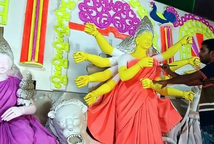 কলাপাড়ায় ১৮ মণ্ডপে চলছে সাজসজ্জার কাজ 