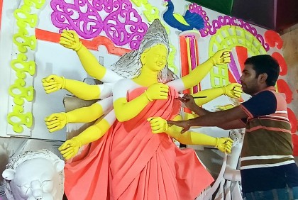 তুলির শেষ টান দিতে ব্যস্ত কলাপাড়ার প্রতিমা শিল্পীরা