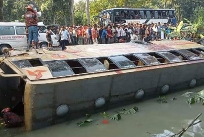 গৌরনদীতে নিয়ন্ত্রণ হারিয়ে বাস পুকুরে, হেলপারের মৃত্যু