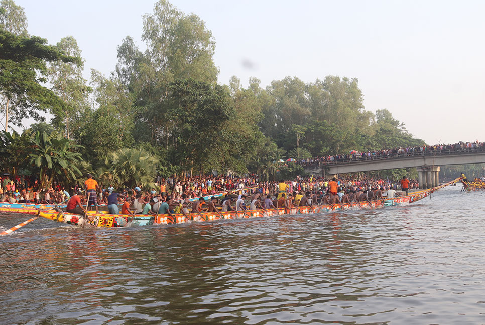 বগুড়ায় ঐতিহ্যবাহী নৌকা বাইচ