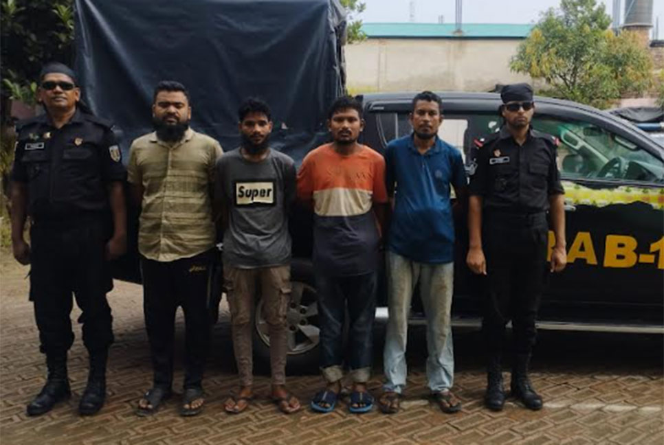 টেকনাফে র‌্যাবের অভিযানে আটক ৪