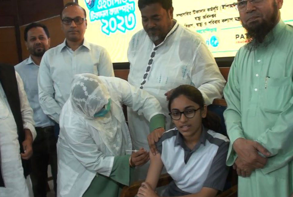 টাঙ্গাইলে জরায়ুমুখ ক্যান্সার প্রতিরোধ টিকা কার্যক্রমের উদ্বোধন