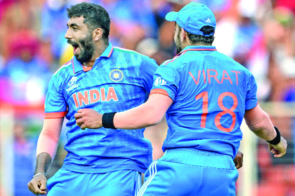 ভারতের বোলিংয়ে দিশাহারা পাকিস্তান