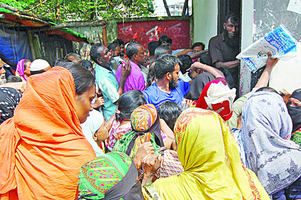 ওএমএসের ট্রাক থেকে চাল ও আটা কিনতে ভিড়
