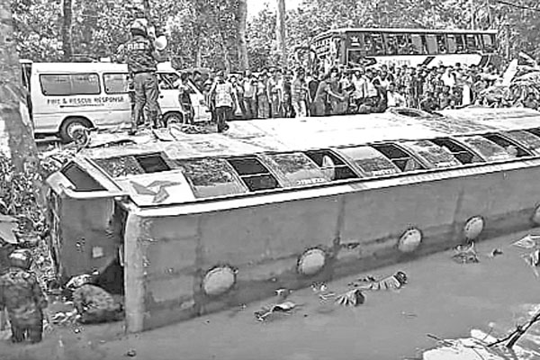 সড়কে ছয়জনের প্রাণহানি