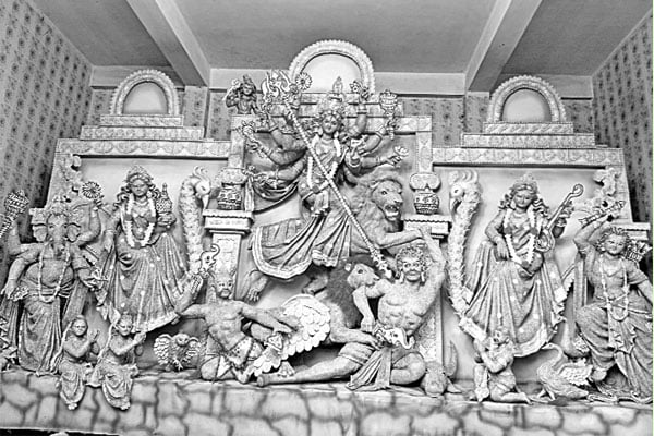 চিনিগুঁড়া ধানের তৈরি দুর্গা প্রতিমা দেখতে ভিড়