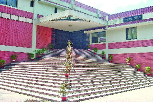 পাবলিক লাইব্রেরিতে বই আছে পাঠক নেই