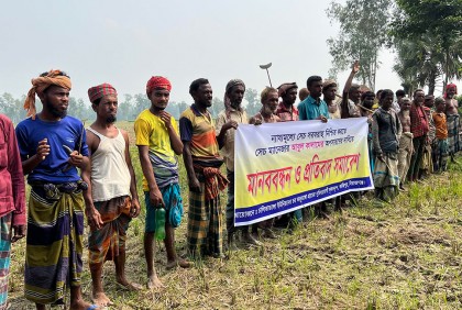 কাজিপুরে অতিরিক্ত অর্থ আদায়ের প্রতিবাদে কৃষকদের মানববন্ধন