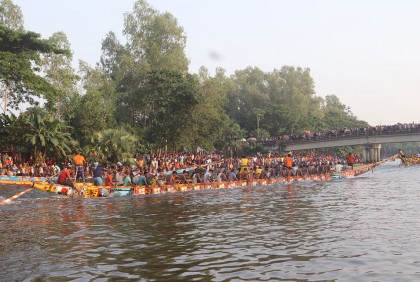 বগুড়ায় ঐতিহ্যবাহী নৌকা বাইচ