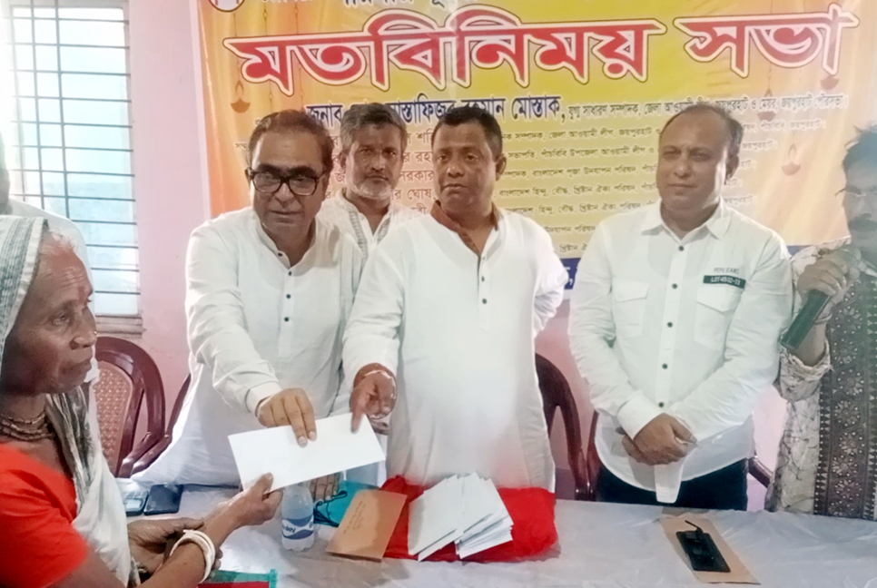 জয়পুরহাটে পূজা মণ্ডপে আর্থিক অনুদান
