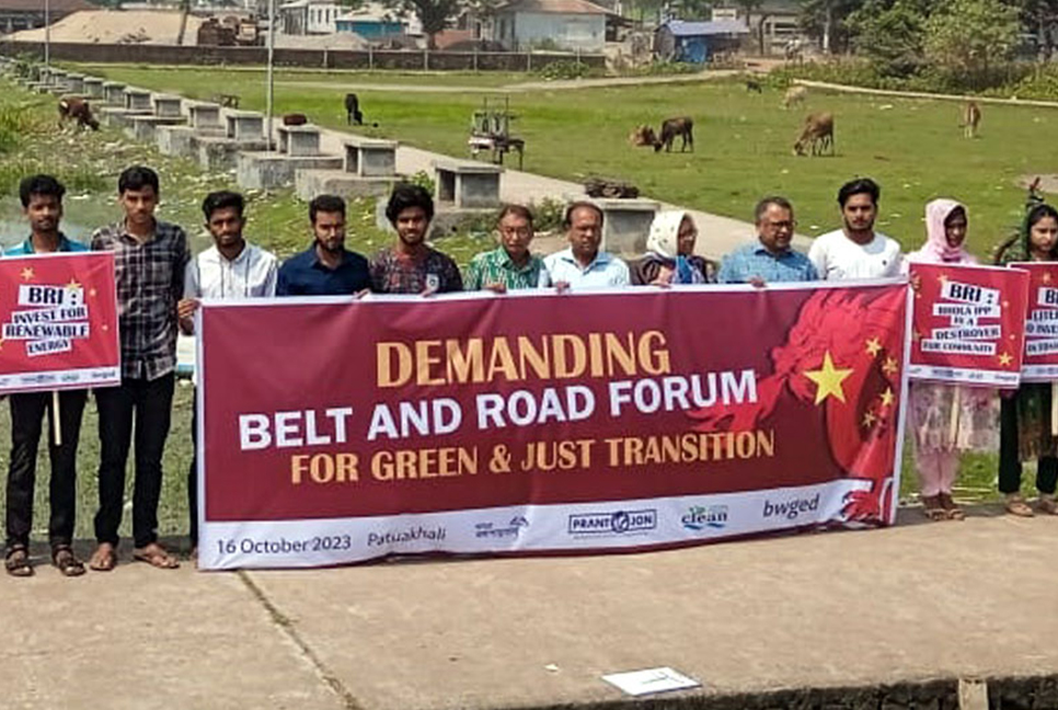 কলাপাড়ার আন্ধারমানিক নদীর তীরে জমায়েত