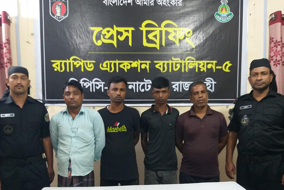 নাটোরে পর্নোগ্রাফি সংরক্ষণ ও বিক্রির অপরাধে গ্রেফতার ৪