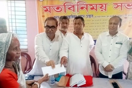 পূজা মণ্ডপে আওয়ামী লীগ নেতার অনুদান