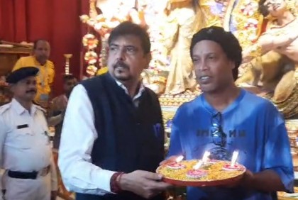 কলকাতায় দুর্গাপূজা উদ্বোধন করলেন রোনালদিনহো