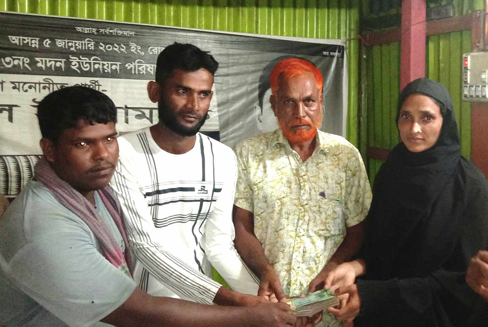 যাত্রীর ফেলে যাওয়া টাকা ফেরত দিয়ে প্রশংসায় ভাসছেন ইজিবাইক চালক