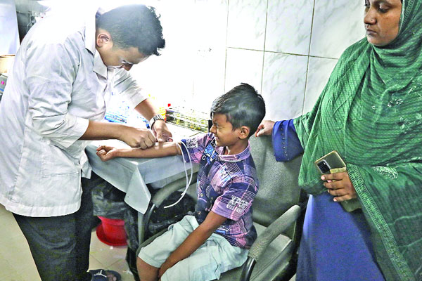 ফ্রিতেও সাড়া নেই ডেঙ্গু পরীক্ষায়