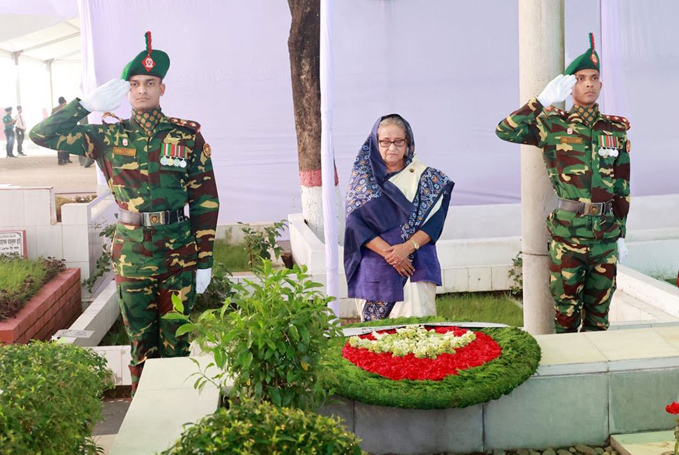 শেখ রাসেলের সমাধিতে প্রধানমন্ত্রীর শ্রদ্ধা