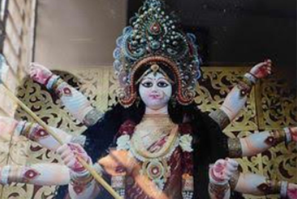 চাঁদপুরে প্রতিমায় রং-তুলিতে সাজসজ্জায় ব্যস্ত শিল্পীরা