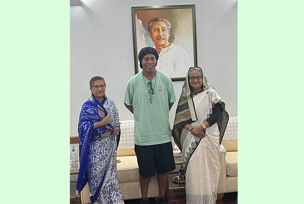 প্রধানমন্ত্রীর সঙ্গে রোনালদিনহোর সৌজন্য সাক্ষাৎ