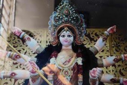 চাঁদপুরে প্রতিমায় রং-তুলিতে সাজসজ্জায় ব্যস্ত শিল্পীরা