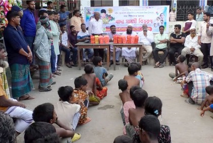 শেখ রাসেলের জন্মদিন উপলক্ষে জামালপুরে পথ শিশুদের মাঝে খাবার বিতরণ