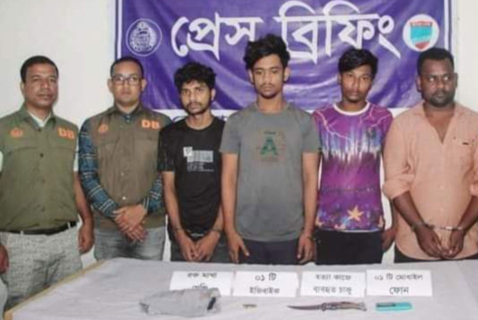 ডিবি পুলিশের অভিযানে বেনাপোলে আটক ৪