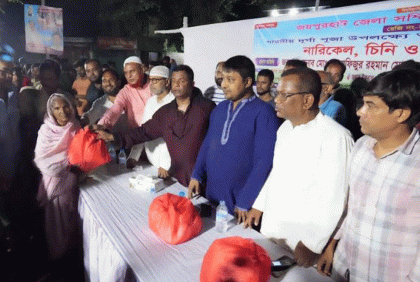 জয়পুরহাটে অসহায় শ্রমিকরা পেল পূজার উপহার