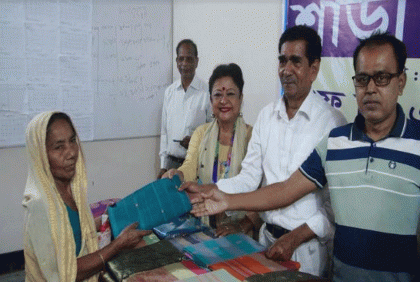 ফরিদপুরে দরিদ্রদের মাঝে শাড়ি বিতরণ